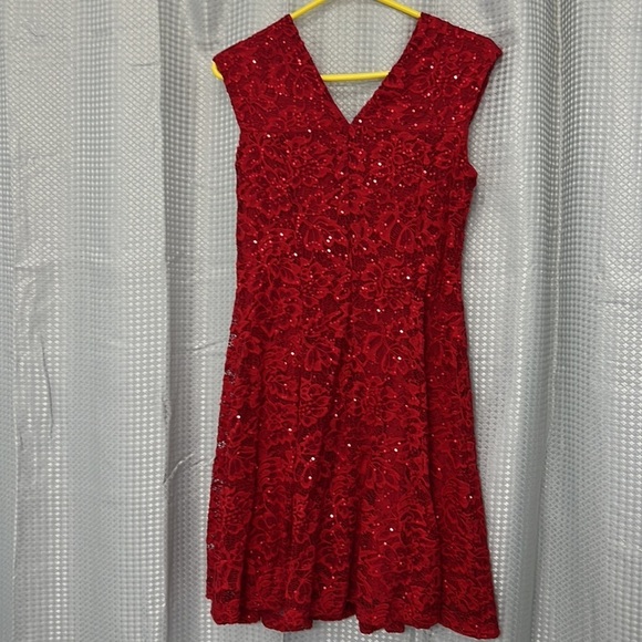 Gorgeous sequined red dress size 8P. - Picture 13 of 14